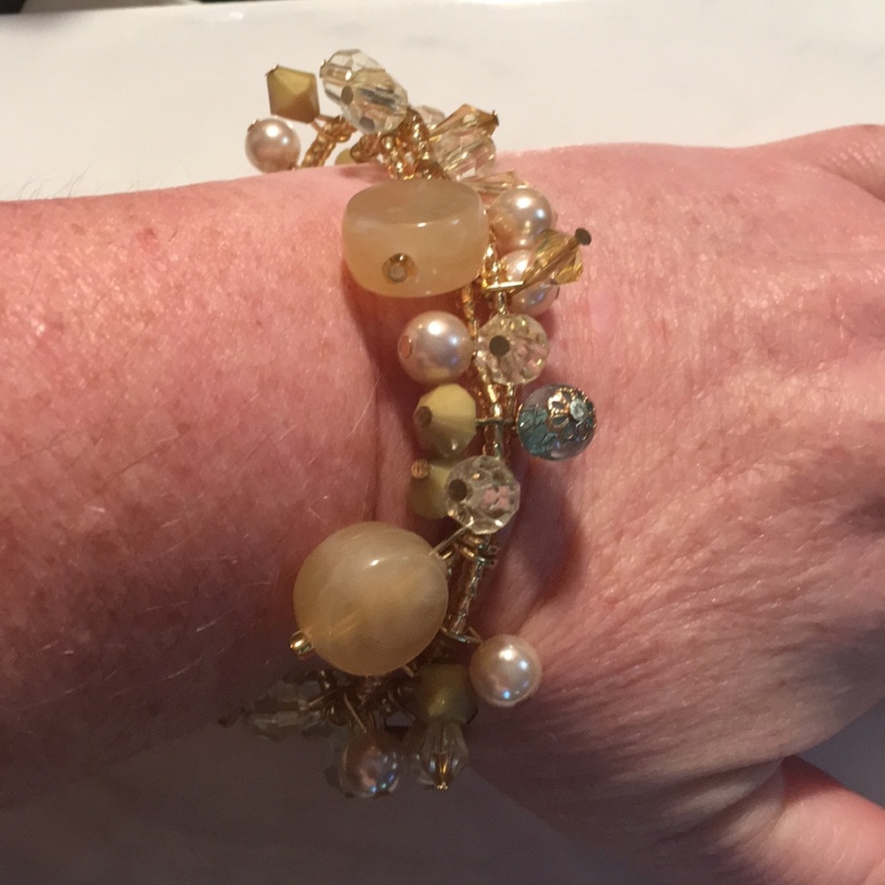 Bead stretch coil like braclet